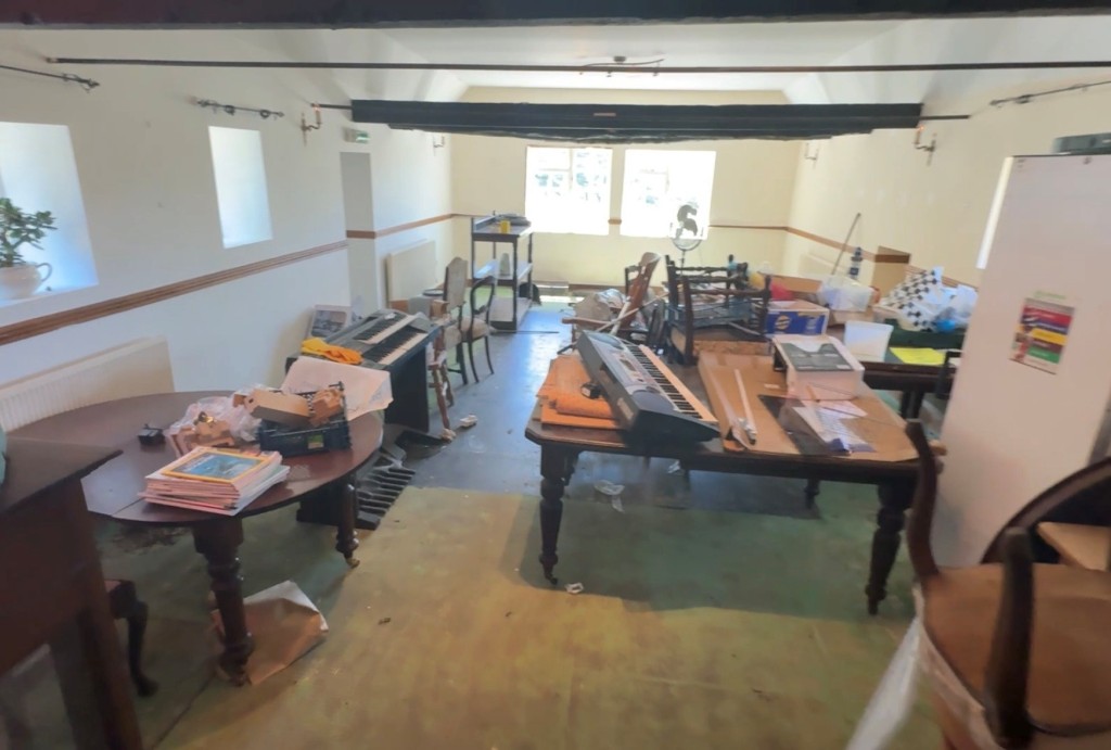 Lot: 107 - PERIOD FREEHOLD FREEHOUSE ON 1.5 ACRE PLOT WITH POTENTIAL - Function room